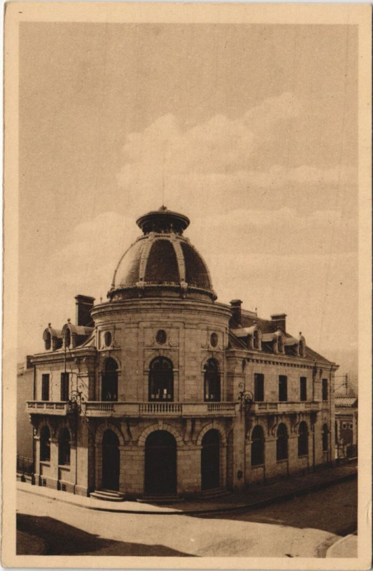 Carte postale ancienne Ambert Caisse d'Epargne - Vue Exterieure à Ambert