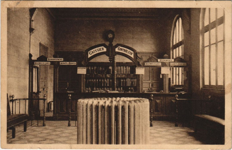 Carte postale ancienne Ambert Caisse d'Epargne - Les Bureaux à Ambert