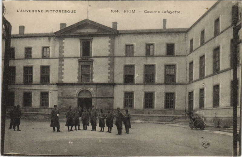 Carte postale ancienne Riom Caserne Lafayette à Riom