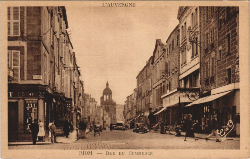 Carte postale ancienne Riom Rue du Commerce à Riom