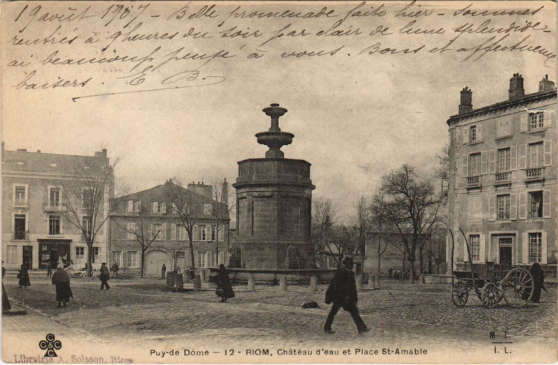 Carte postale ancienne Riom Chateau d'Eau et Place Saint-Amable à Riom