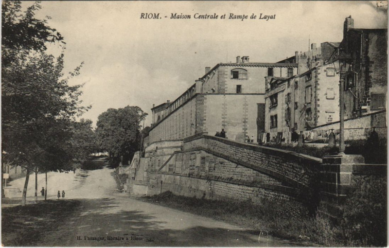 Carte postale ancienne Riom Maison Centrale et Rampe de Layat à Riom
