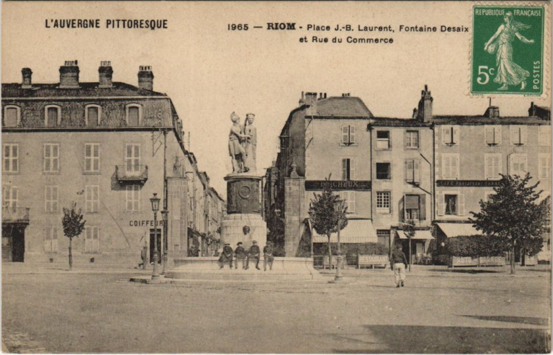 Carte postale ancienne Riom Place J.-B.-Laurent - Fontaine Desaix - Rue du Commerce à Riom
