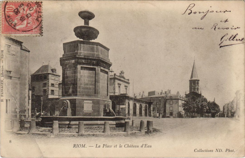 Carte postale ancienne Riom La Place et le Chateau d'Eau à Riom