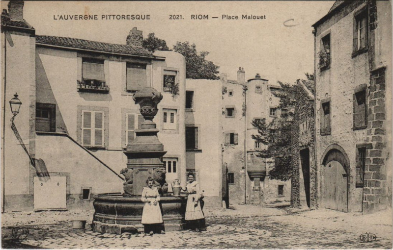 Carte postale ancienne Riom Place Malouet à Riom