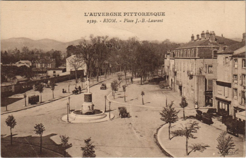 Carte postale ancienne Riom Place J.-B.-Laurent à Riom