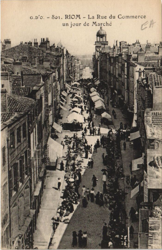 Carte postale ancienne Riom La Rue du Commerce un Jour de Marche à Riom