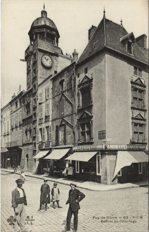 Carte postale ancienne Riom Beffroi de l'Horloge à Riom