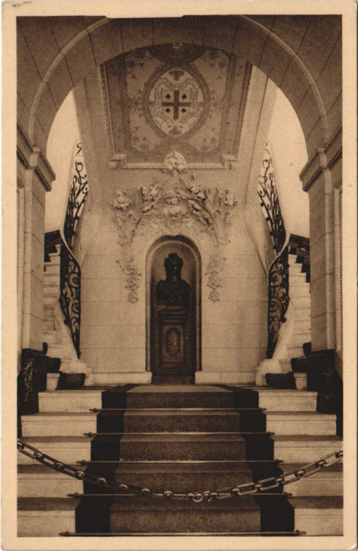 Carte postale ancienne Ambert Caisse d'Epargne - L'Escalier d'Honneur à Ambert