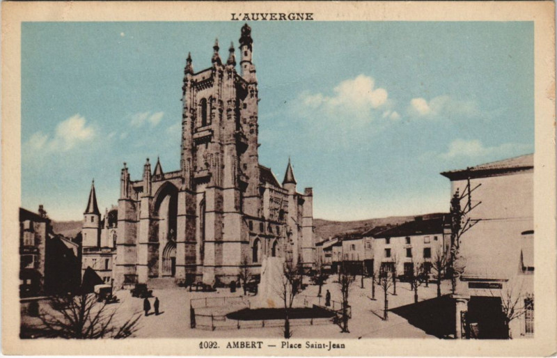 Carte postale ancienne Ambert Place Saint-Jean à Ambert