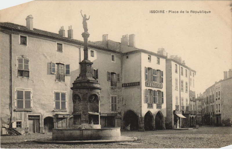 Carte postale ancienne Issoire Place de la Republique à Issoire