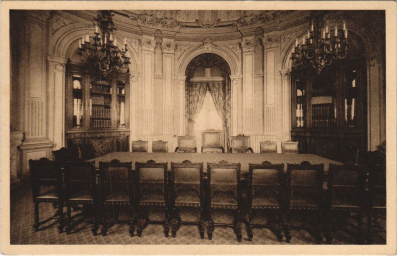 Carte postale ancienne Ambert Caisse d'Epargne - La Balle du Conseil à Ambert