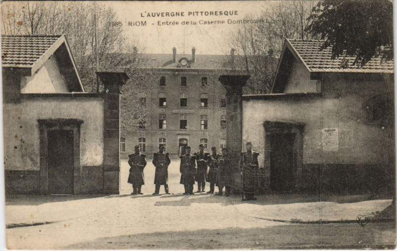 Carte postale ancienne Riom Entree de la Caserne Dombrowski à Riom