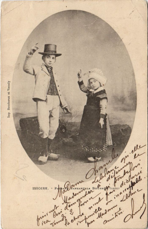 Carte postale ancienne Issoire Paysans Dansant la Bourree à Issoire