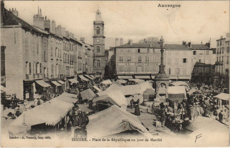 Carte postale ancienne Issoire Place de la Republique un Jour de Marche à Issoire