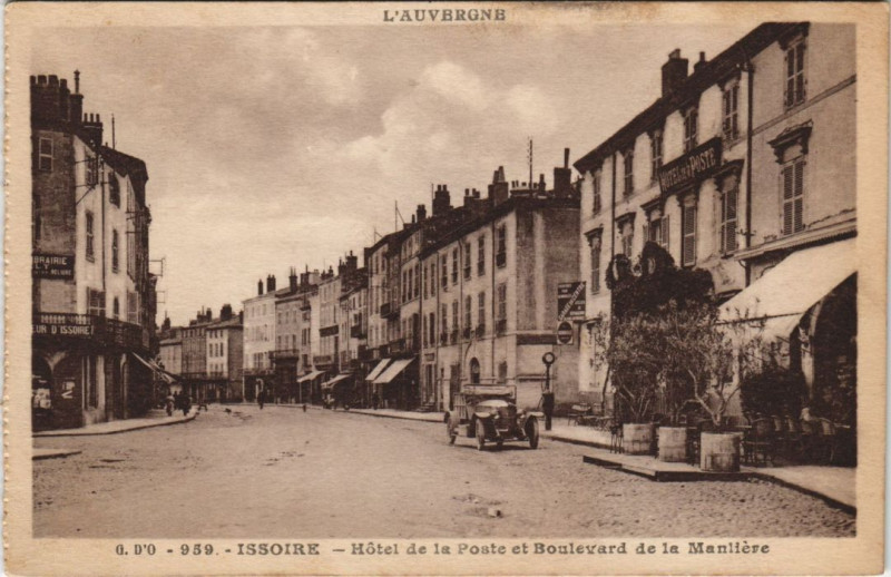 Carte postale ancienne Issoire Hotel de la Poste et Boulevard de la Manliere à Issoire