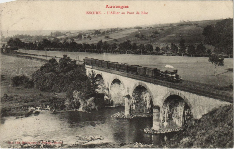 Carte postale ancienne Issoire L'Allier au Pont de Blot à Issoire