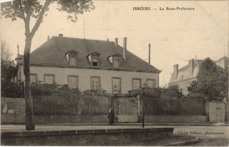 Carte postale ancienne Issoire La Sous-Prefecture à Issoire