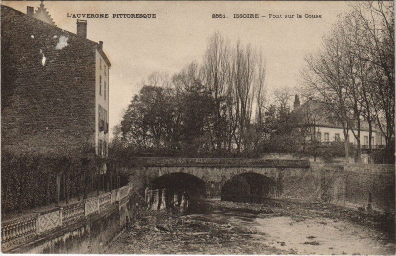 Carte postale ancienne Issoire Pont sur la Couze à Issoire