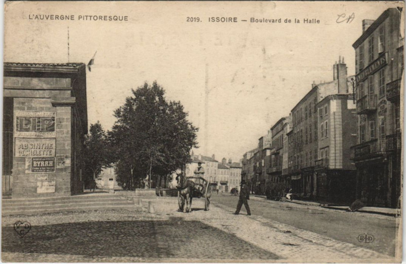 Carte postale ancienne Issoire Boulevard de la Halle à Issoire
