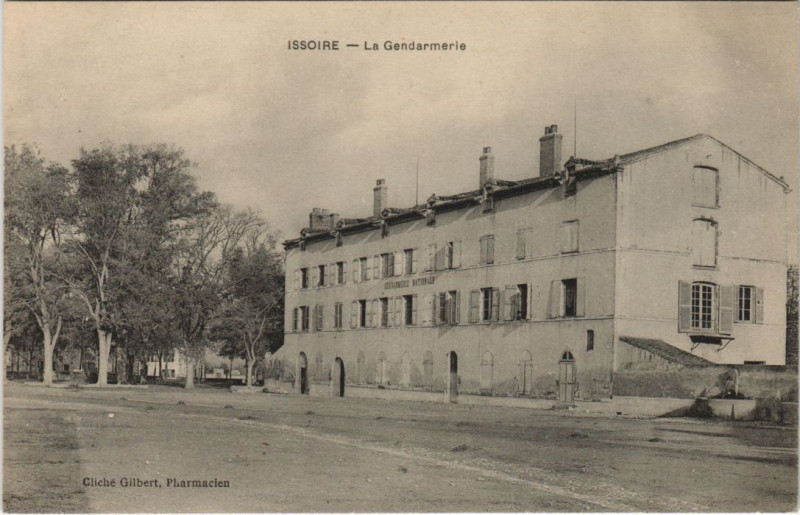 Carte postale ancienne Issoire La Gendarmerie à Issoire