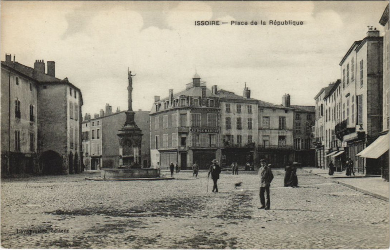 Carte postale ancienne Place de la République à Issoire