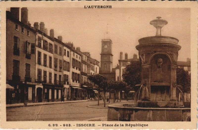 Carte postale ancienne Issoire Place de la Republique à Issoire