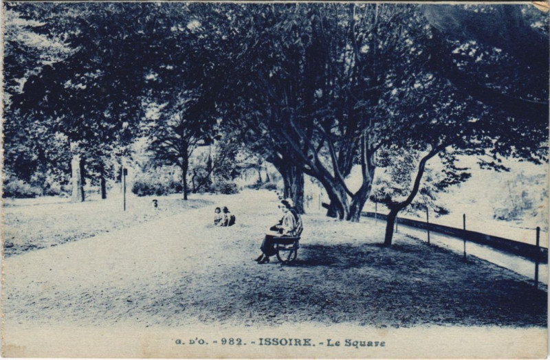 Carte postale ancienne Issoire Le Square à Issoire