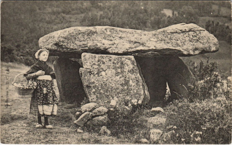 Carte postale ancienne Saint-Nectaire Rock Scene with a Lady à Saint-Nectaire