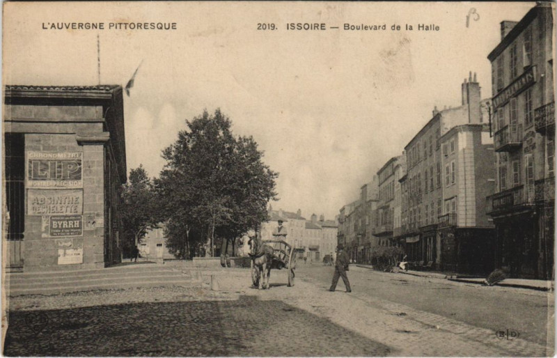 Carte postale ancienne Issoire Boulevard de la Halle à Issoire