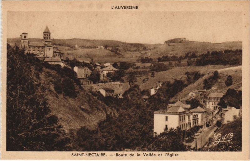 Carte postale ancienne Saint-Nectaire Route de la Vallee et l'Eglise à Saint-Nectaire