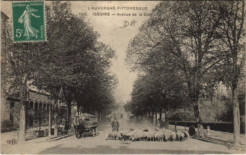 Carte postale ancienne Issoire Avenue de la Gare à Issoire