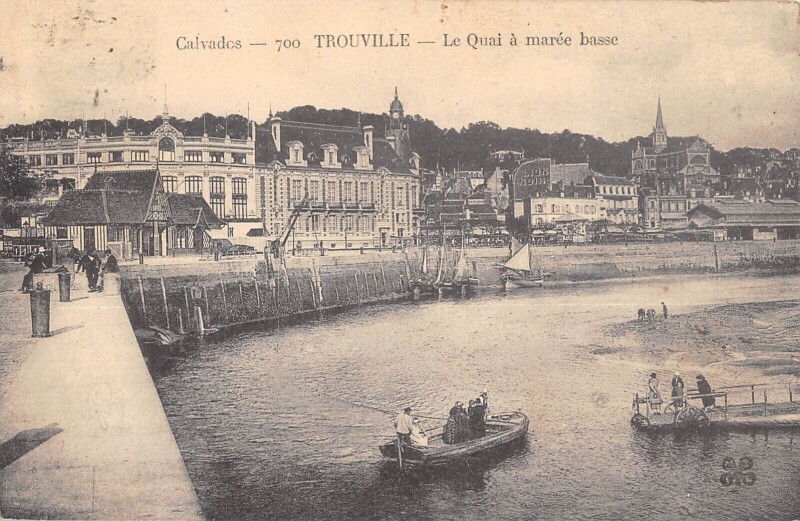 Carte postale ancienne Trouville Le Quai A Maree Basse