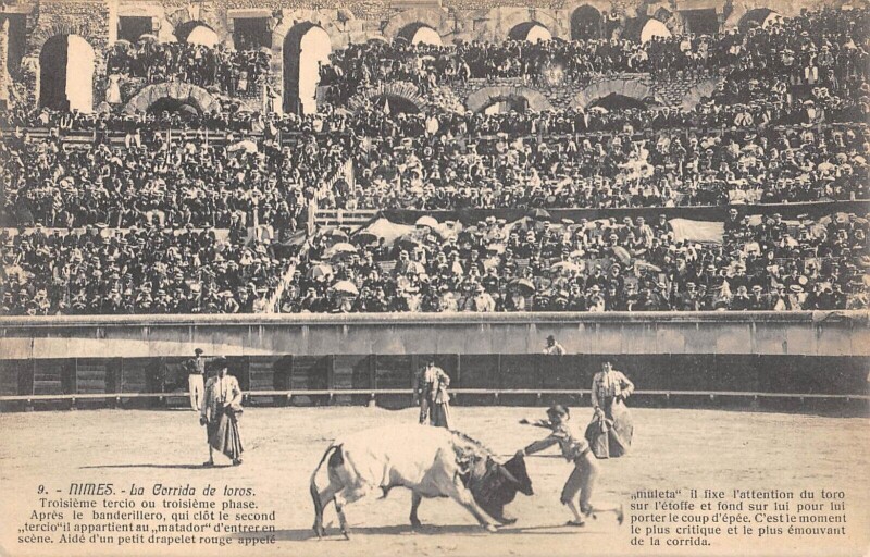 Carte postale ancienne Nimes Les Arenes Un Jour De Course Espagnole