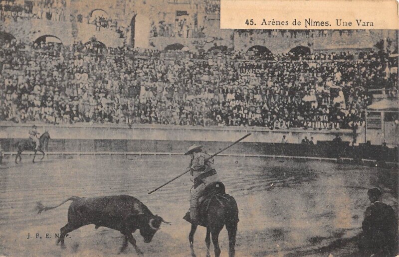 Carte postale ancienne Nimes Arenes Une Vara