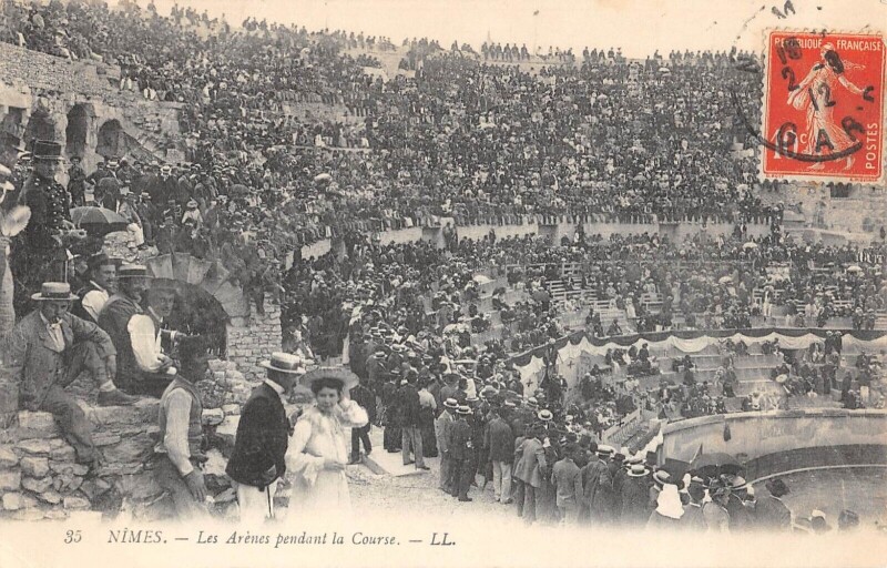 Carte postale ancienne Nimes Les Arenes Pendant La Course