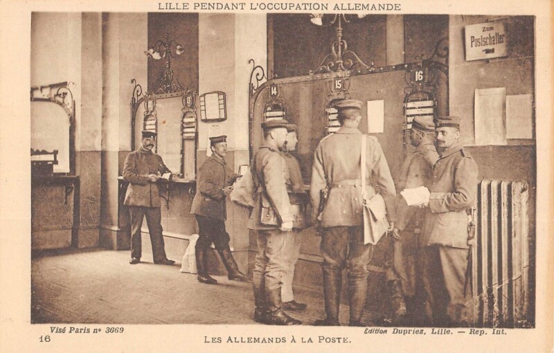 Carte postale ancienne Lille Pendant L'Occupation Allemande Les Allemands A La Poste à Lille