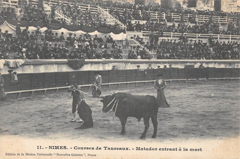 Carte postale ancienne Nimes Course De Taureaux Matador