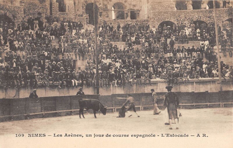 Carte postale ancienne Nimes Les Arenes Un Jour De Course Espagnole