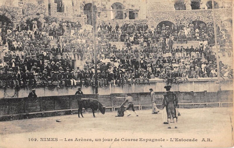 Carte postale ancienne Nimes Les Arenes Un Jour De Course Espagnole