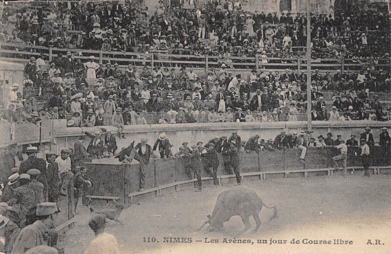 Carte postale ancienne Nimes Les Arenes Un Jour De Course Libre