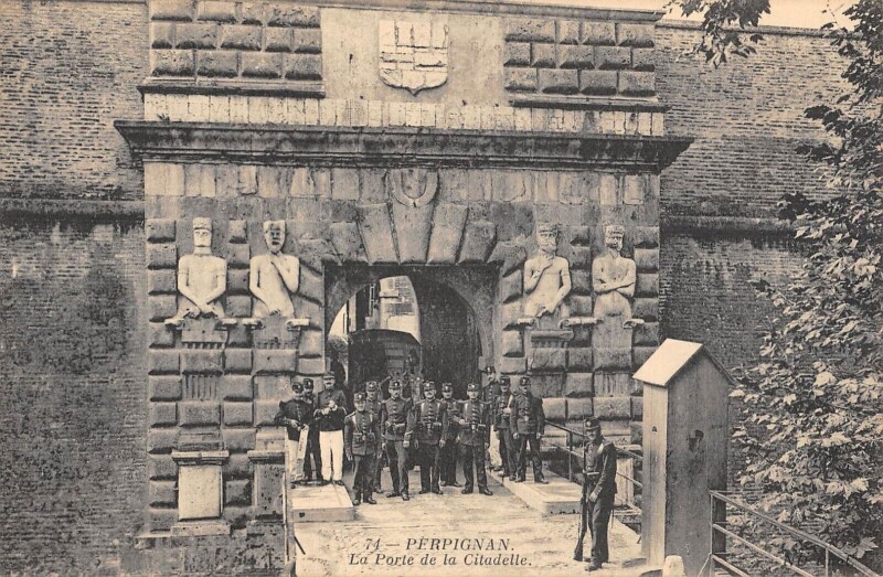 Carte postale ancienne Perpignan La Porte De La Citadelle à Perpignan