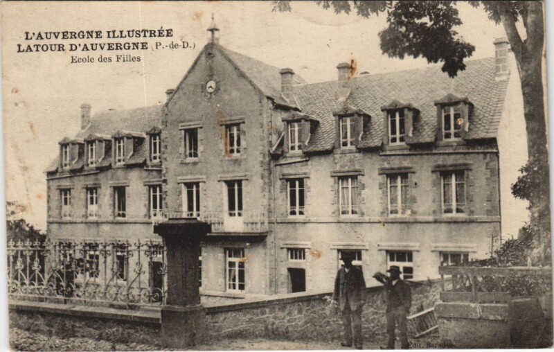 Carte postale ancienne La Tour-d'Auvergne Ecole des Filles à La Tour-d'Auvergne