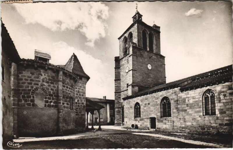 Carte postale ancienne Marsac-en-Livradois Vue de l'Eglise et Ancienne Eglise à Marsac-en-Livradois
