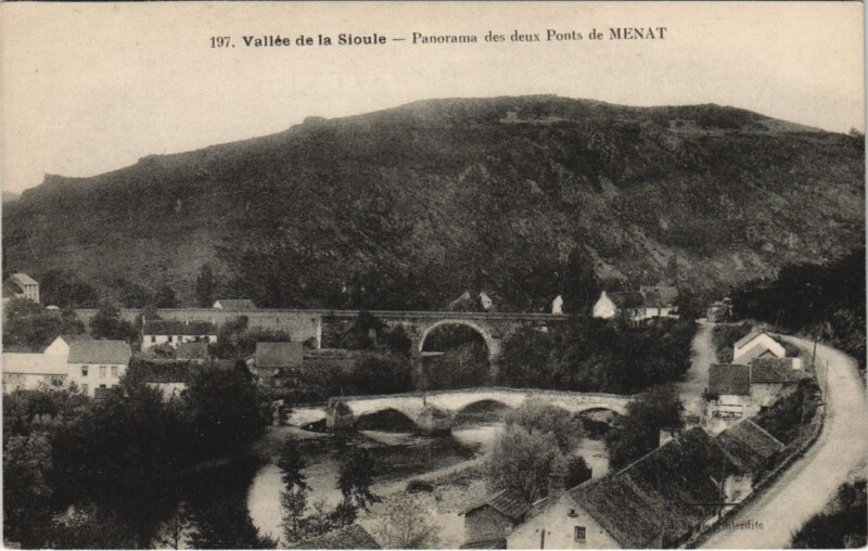 Carte postale ancienne Menat Panorama des Duex Ponts à Menat