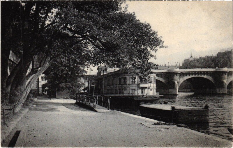 Carte postale ancienne Paris sur les quais