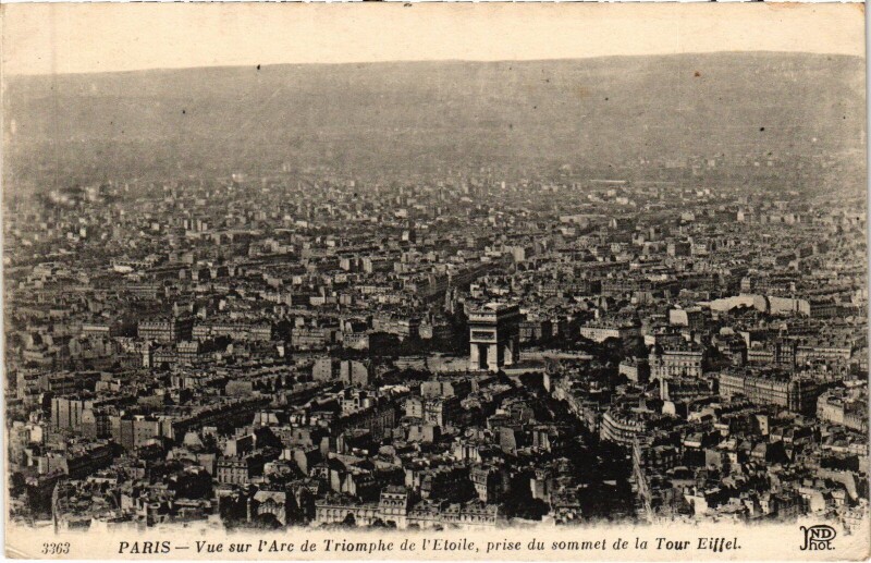 Carte postale ancienne Vue sur l'Arc de Triomphe de l'Etoile prise du sommet de la Tour Eiffel à Paris 7e