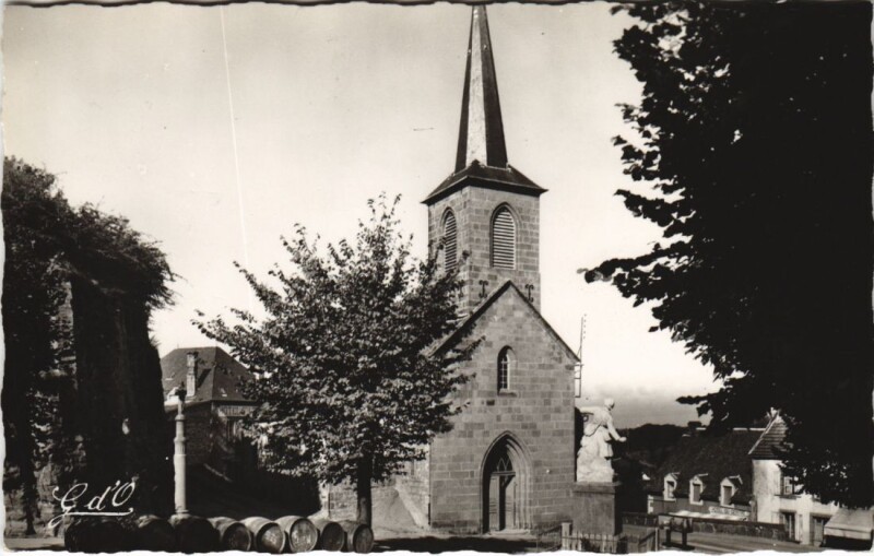Carte postale ancienne La Tour-d'Auvergne Place de l'Eglise à La Tour-d'Auvergne