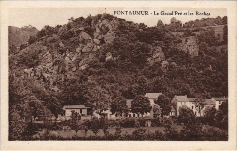 Carte postale ancienne Pontaumur Le Grand Pre et les Roches à Pontaumur