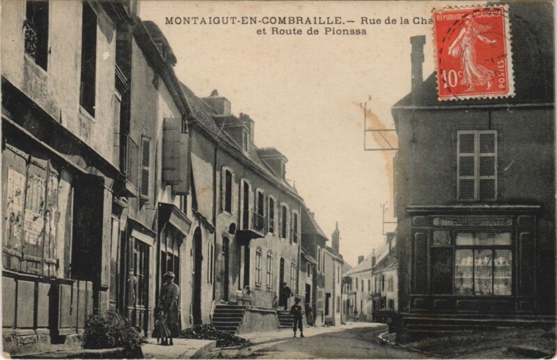 Carte postale ancienne Montaigut Montaigut-en-Combraille - Street Scene à Montaigut